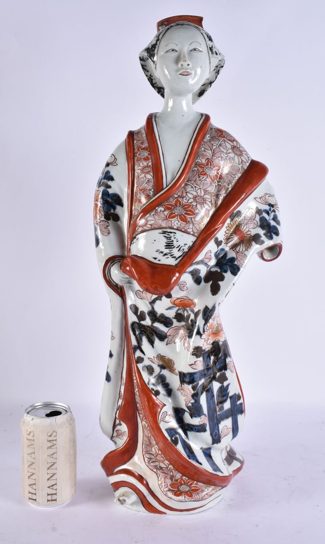 A FINE 17TH CENTURY JAPANESE GENROKU PERIOD IMARI BIJIN C1690 painted with foliage and blue fenced t: A FINE 17TH CENTURY JAPANESE GENROKU PERIOD IMARI BIJIN C1690 painted with foliage and blue fenced trailing leaves. 57 cm high.