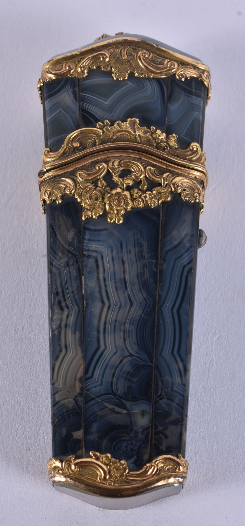 A FINE 18TH/19TH CENTURY GOLD MOUNTED AGATE ETUI of beautiful quality, with fitted interior. 9.5 cm (1 of 3)