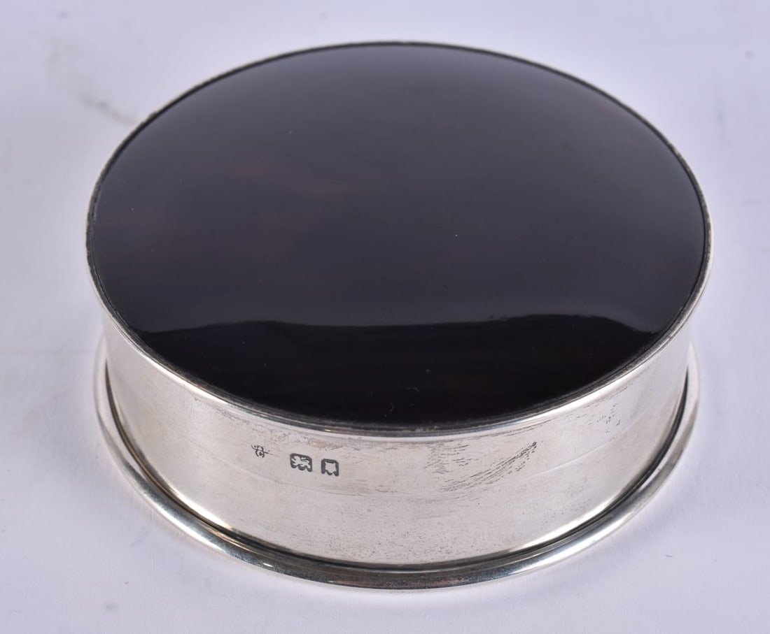AN ART DECO SILVER AND TORTOISESHELL BOX. London 1921. 63.2 grams overall. 8 cm wide. (1 of 4)
