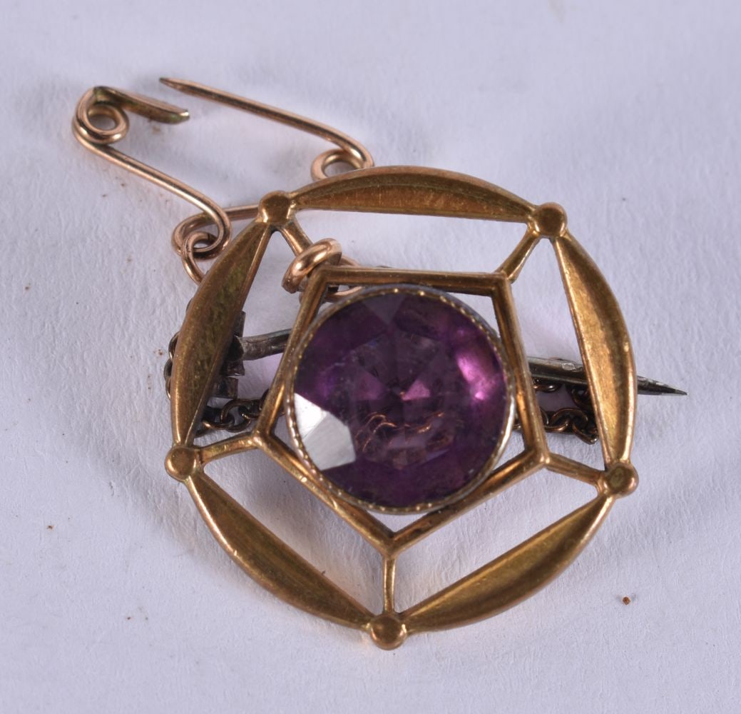 A YELLOW METAL AND AMETHYST PENDANT. 3 grams. 2 cm wide.: A YELLOW METAL AND AMETHYST PENDANT. 3 grams. 2 cm wide.