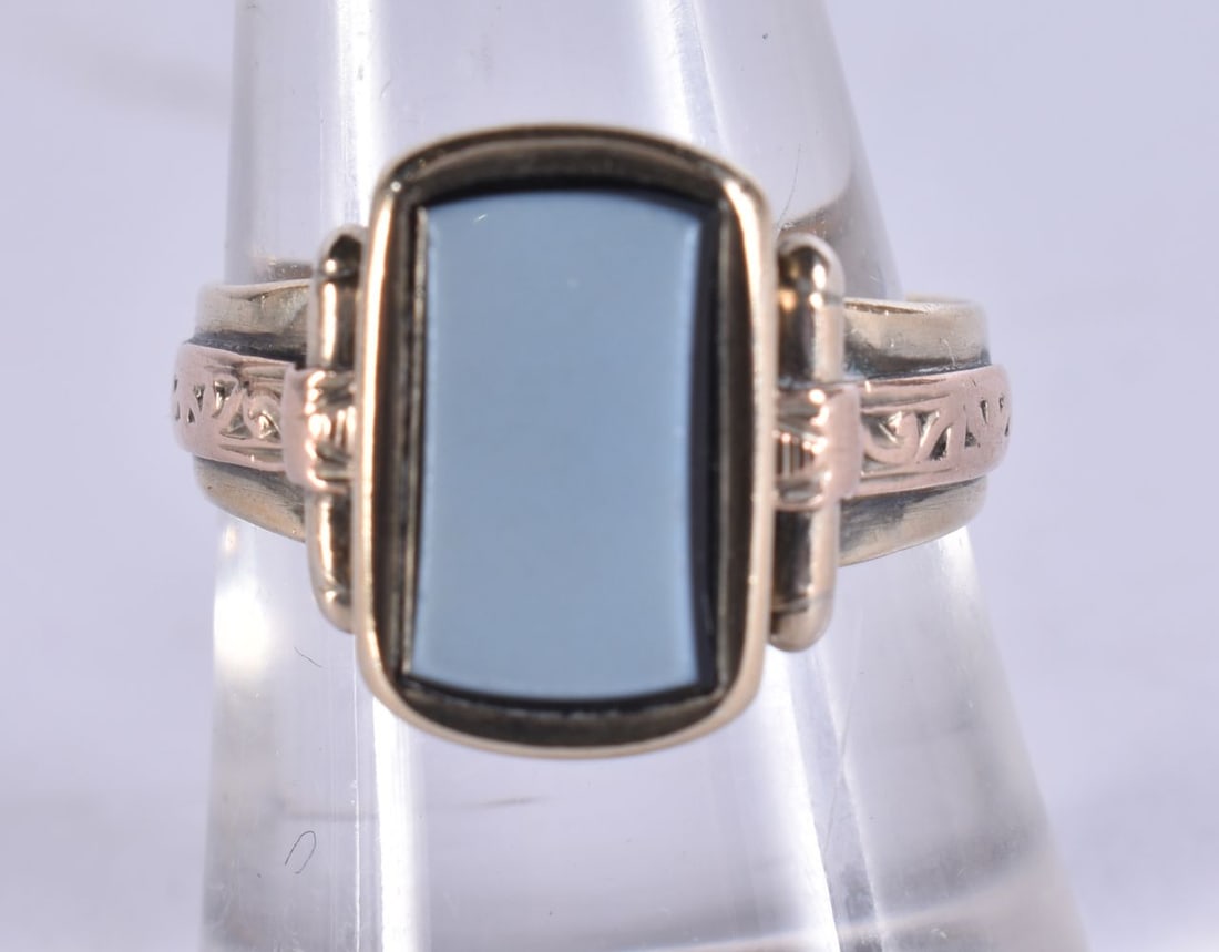 A YELLOW METAL AND BLUE HARDSTONE RING. O. 3.7 grams. (1 of 3)