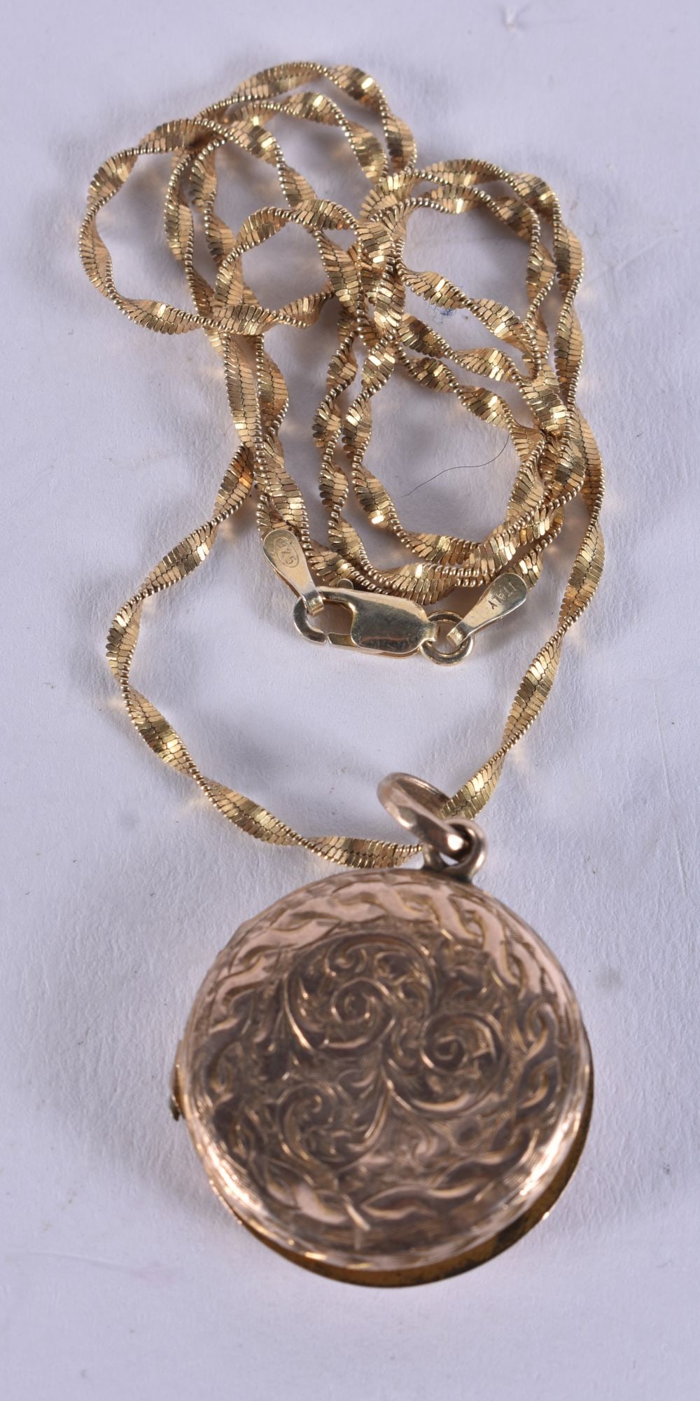 A YELLOW NETAL NECKLACE. 6.3 grams. 45 cm long, pendant 2.25 cm wide. (1 of 2)