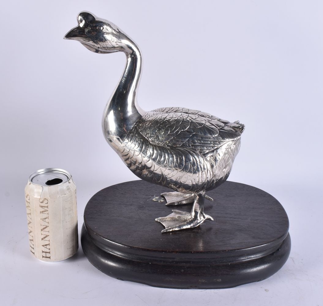 A LOVELY LARGE LATE 19TH CENTURY JAPANESE MEIJI PERIOD SILVER OKIMONO OF A GOOSE. 1494 grams. Okimon: A LOVELY LARGE LATE 19TH CENTURY JAPANESE MEIJI PERIOD SILVER OKIMONO OF A GOOSE. 1494 grams. Okimono 27 cm x 20 cm.