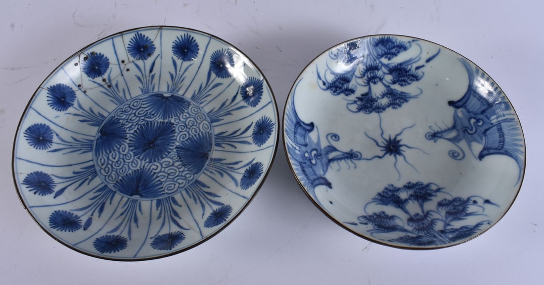 TWO 18TH CENTURY CHINESE VIETNAMESE BLUE AND WHITE PORCELAIN DISHES. Largest 22 cm wide. (2) (1 of 6)