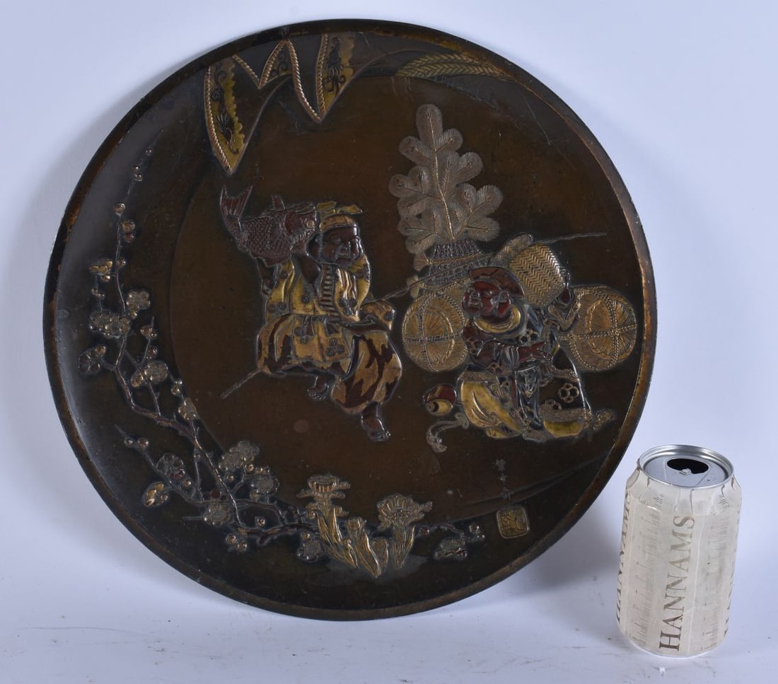 A 19TH CENTURY JAPANESE MEIJI PERIOD MIXED METAL CHARGER decorated with figures. 38 cm wide.: A 19TH CENTURY JAPANESE MEIJI PERIOD MIXED METAL CHARGER decorated with figures. 38 cm wide.