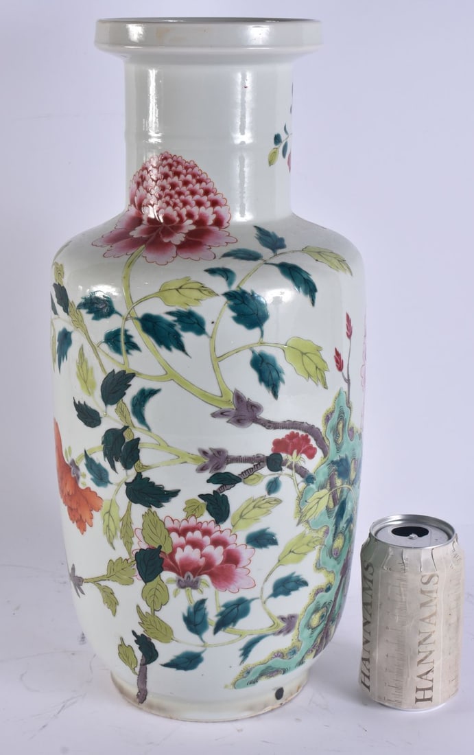 A 19TH CENTURY CHINESE CANTON FAMILLE ROSE PORCELAIN ROULEAU VASE Late Qing. 42 cm x 15 cm.: A 19TH CENTURY CHINESE CANTON FAMILLE ROSE PORCELAIN ROULEAU VASE Late Qing. 42 cm x 15 cm.