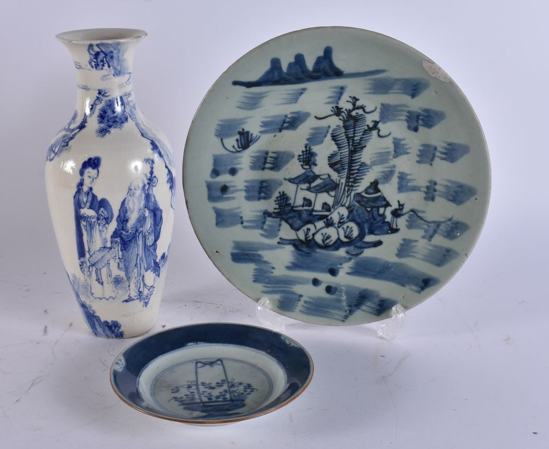 AN EARLY 18TH CENTURY CHINESE BLUE AND WHITE DISH together with another dish & a vase. Largest 27 cm (1 of 7)