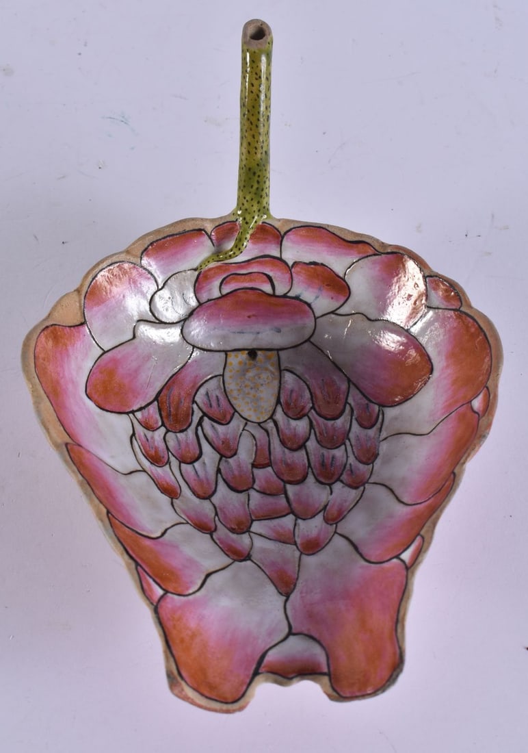 A LATE 19TH CENTURY CHINESE PORCELAIN LEAF SHAPED SERVING DISH Guangxu mark and period. 18 cm wide. (1 of 4)