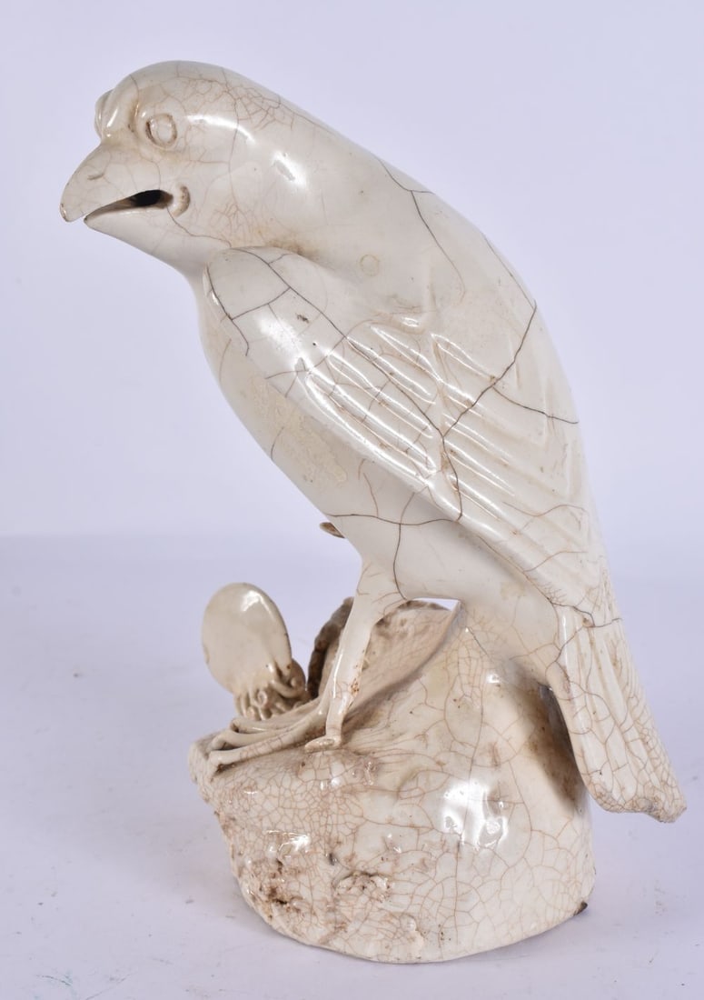 AN UNUSUAL CHINESE QING DYNASTY PORCELAIN FIGURE OF A HAWK. 19 cm high. (1 of 6)