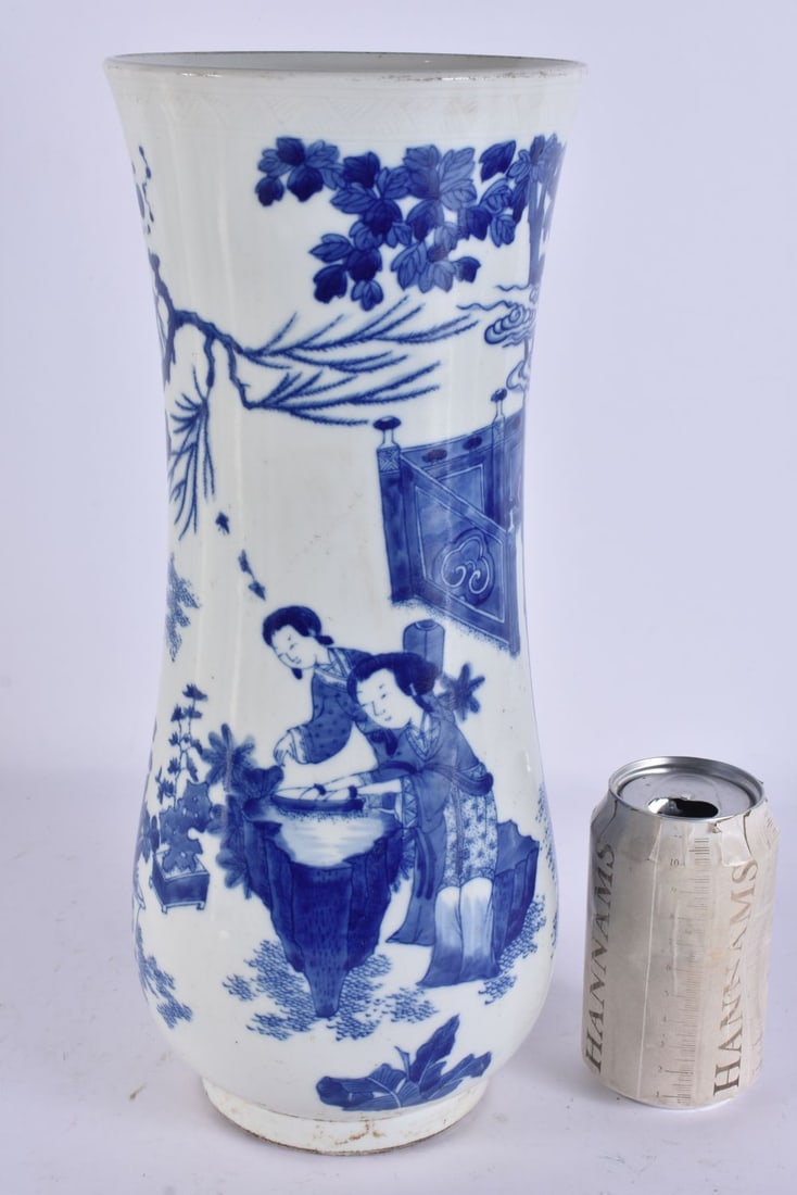 A LARGE CHINESE BLUE AND WHITE PORCELAIN VASE. 37 cm high. (1 of 5)