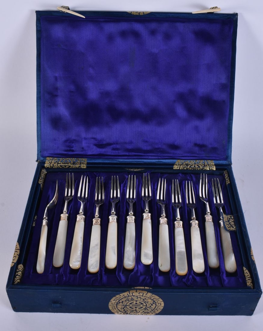 A CASED SET OF CHINESE SILVER BLADED MOTHER OF PEARL WAIKEE CUTLERY. Each fork 360 grams overall, kn (1 of 8)