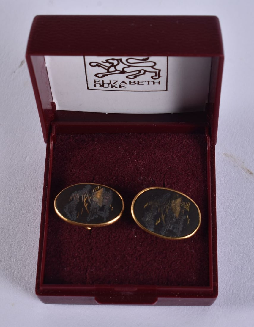 A PAIR OF JAPANESE TAISHO PERIOD MIXED METAL CUFFLINKS. 1.25 cm wide. (1 of 3)