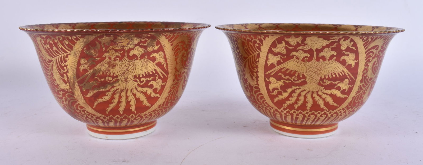 A FINE PAIR OF 19TH CENTURY JAPANESE MEIJI PERIOD CORAL PORCELAIN BOWLS. 15 cm wide. (1 of 4)