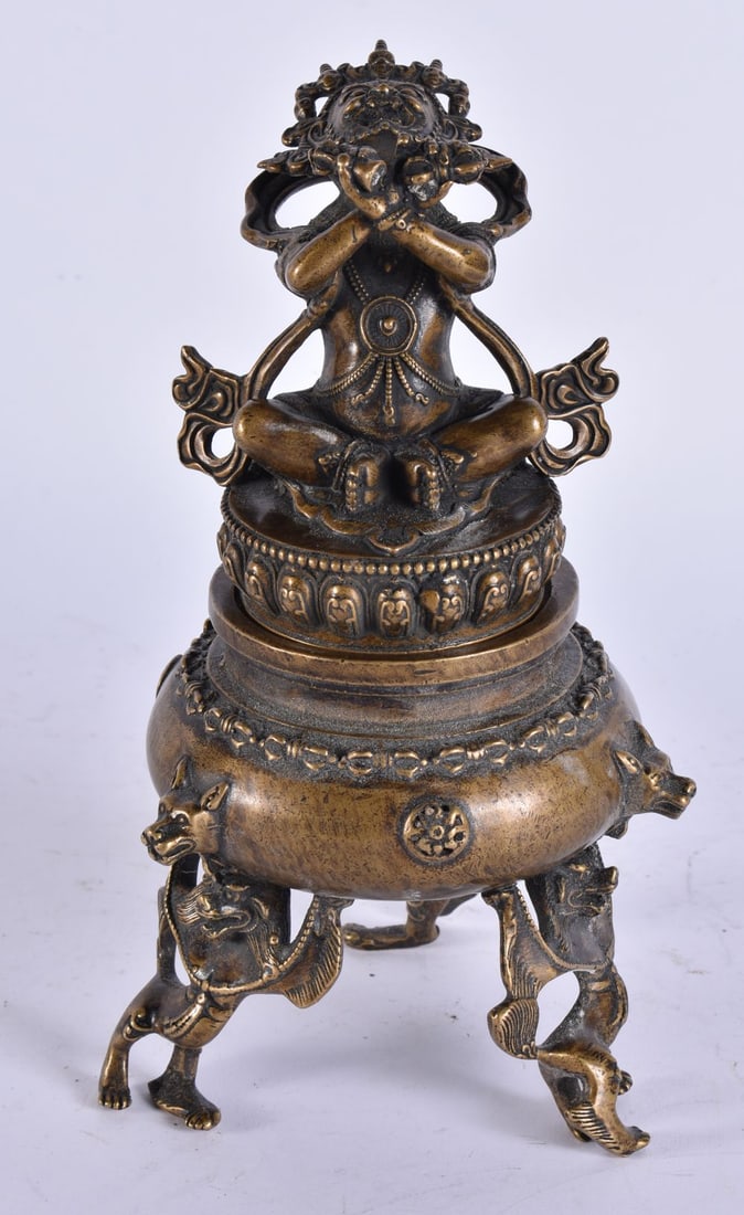 AN UNUSUAL CHINESE QING DYNASTY BRONZE CENSER AND COVER. 23 cm high. (1 of 6)