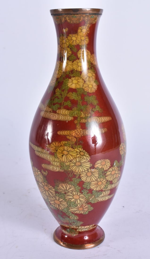 A 19TH CENTURY JAPANESE MEIJI PERIOD CLOISONNE ENAMEL VASE. 18 cm high. (1 of 5)