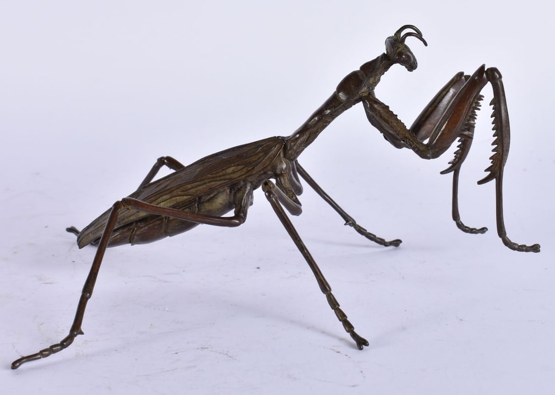 A JAPANESE BRONZE PRAYING MANTIS. 210 grams. 19 cm x 15 cm. (1 of 4)