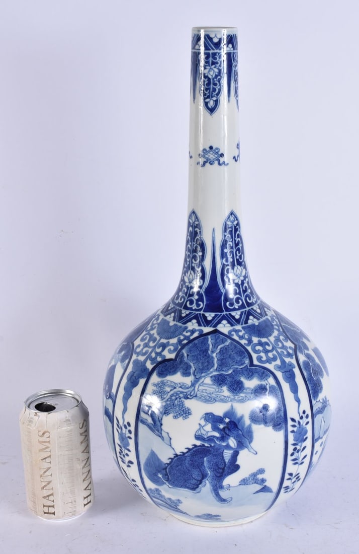 A LARGE CHINESE BLUE AND WHITE PORCELAIN BULBOUS VASE. 44.5 cm high. (1 of 6)