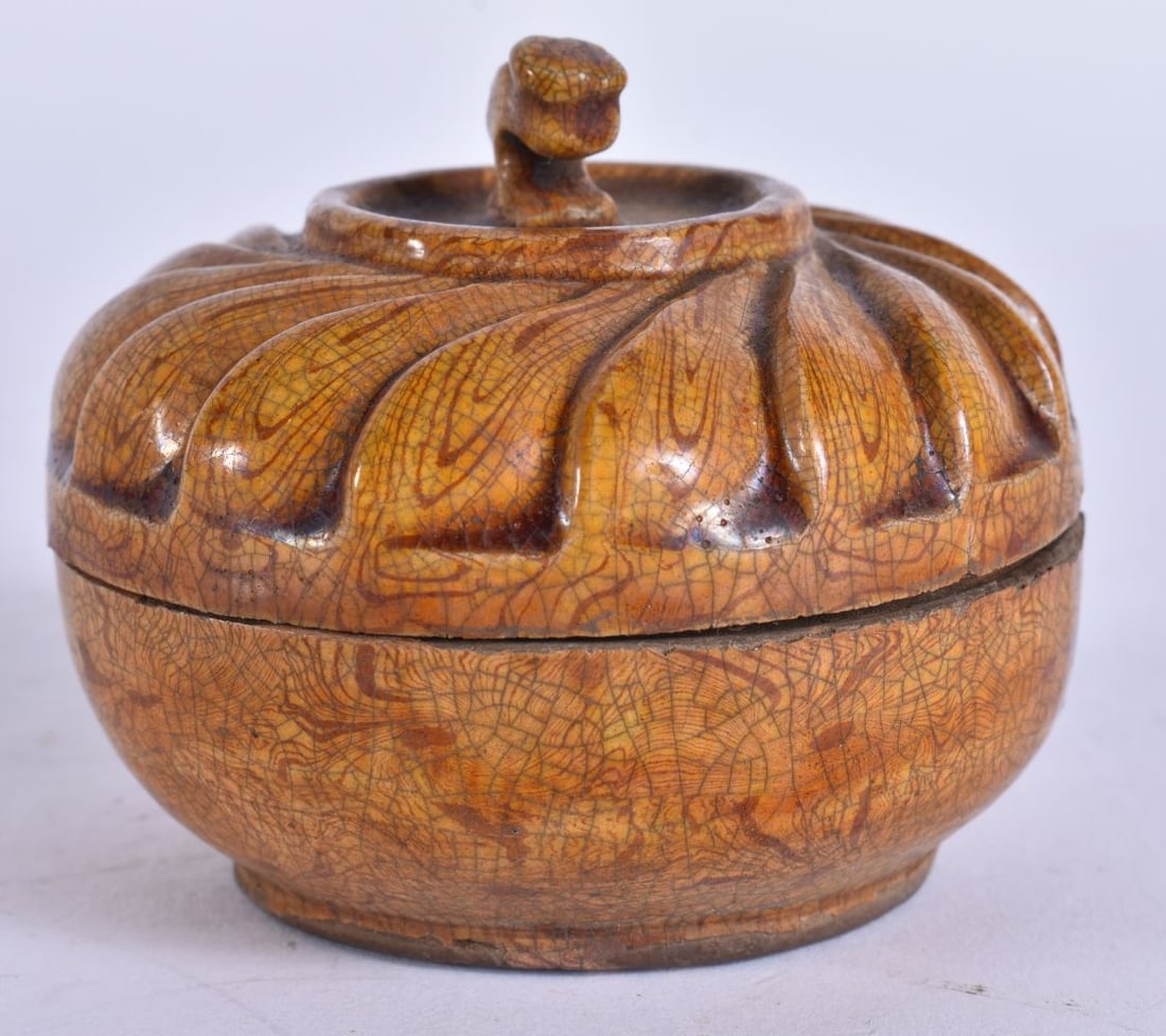 A CHINESE MARBLEISED POTTERY BOX AND COVER. 8 cm wide.: A CHINESE MARBLEISED POTTERY BOX AND COVER. 8 cm wide.