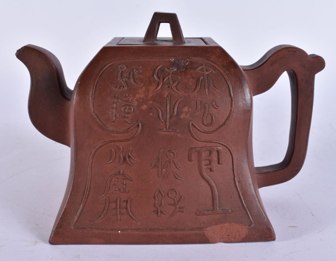 A CHINESE QING DYNASTY YIXING POTTERY TEAPOT AND COVER. 14 cm wide. (1 of 7)
