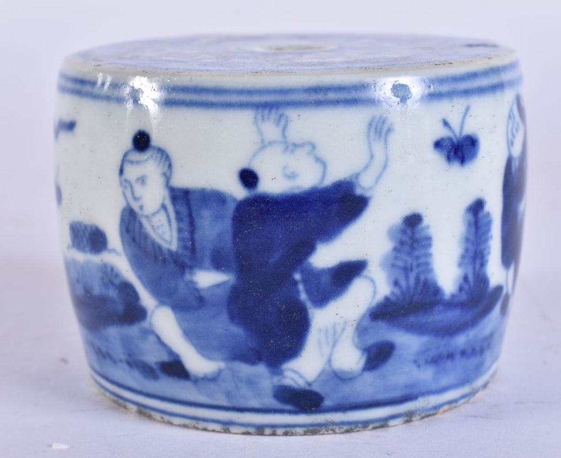 A CHINESE BLUE AND WHITE PORCELAIN BRUSH WASHER. 7.5 cm wide. (1 of 5)