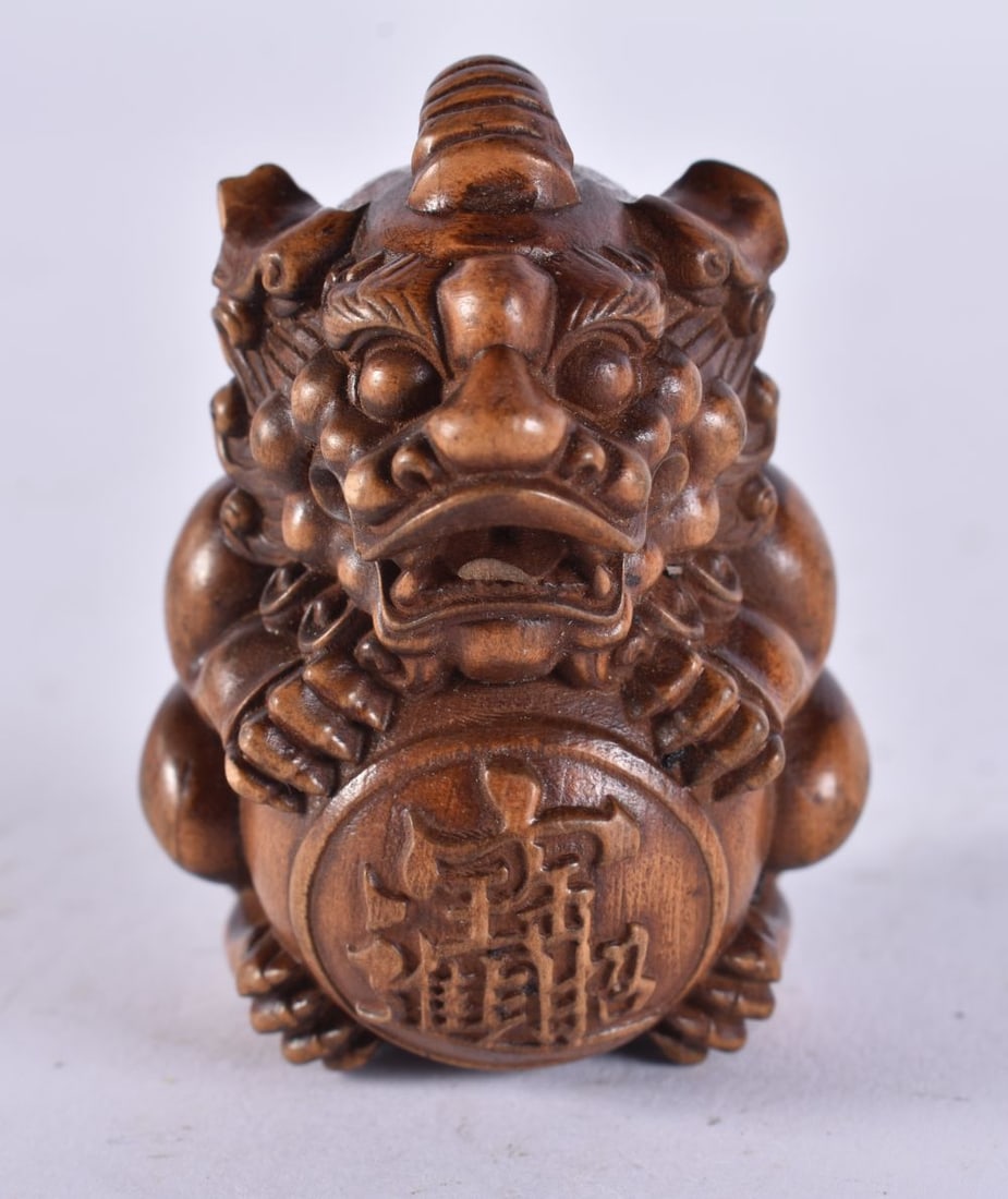 A JAPANESE CARVED WOOD DOG. 28.4 grams. 5.25 cm x 4 cm. (1 of 4)