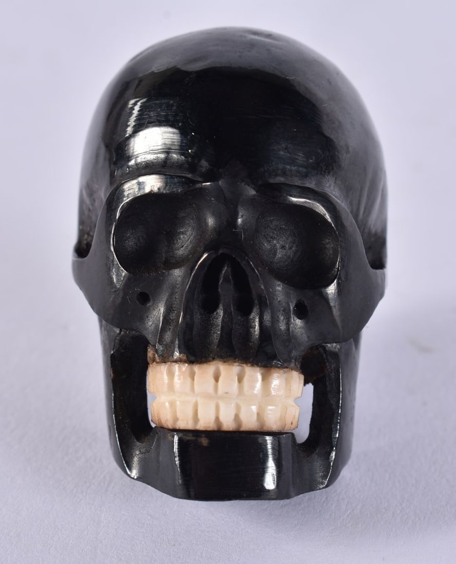 A MEMENTO MORI HORN SKULL. 29 grams. 4.25 cm x 3.75 cm. (1 of 4)