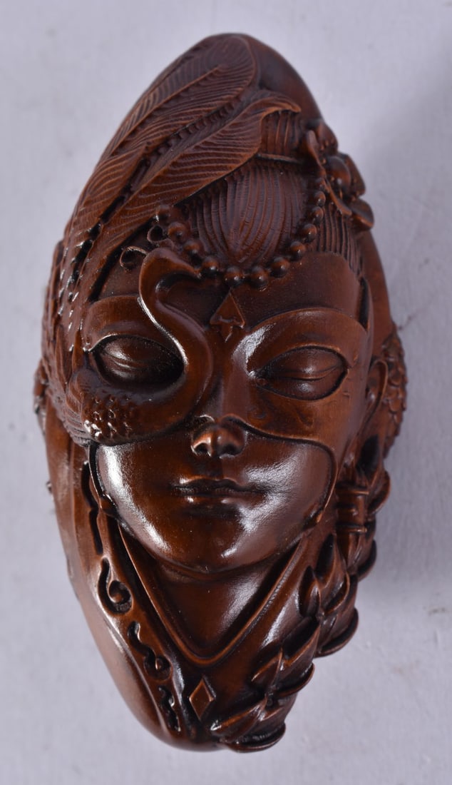 A JAPANESE WOOD CARVING. 46.6 grams. 8 cm x 4 cm.: A JAPANESE WOOD CARVING. 46.6 grams. 8 cm x 4 cm.