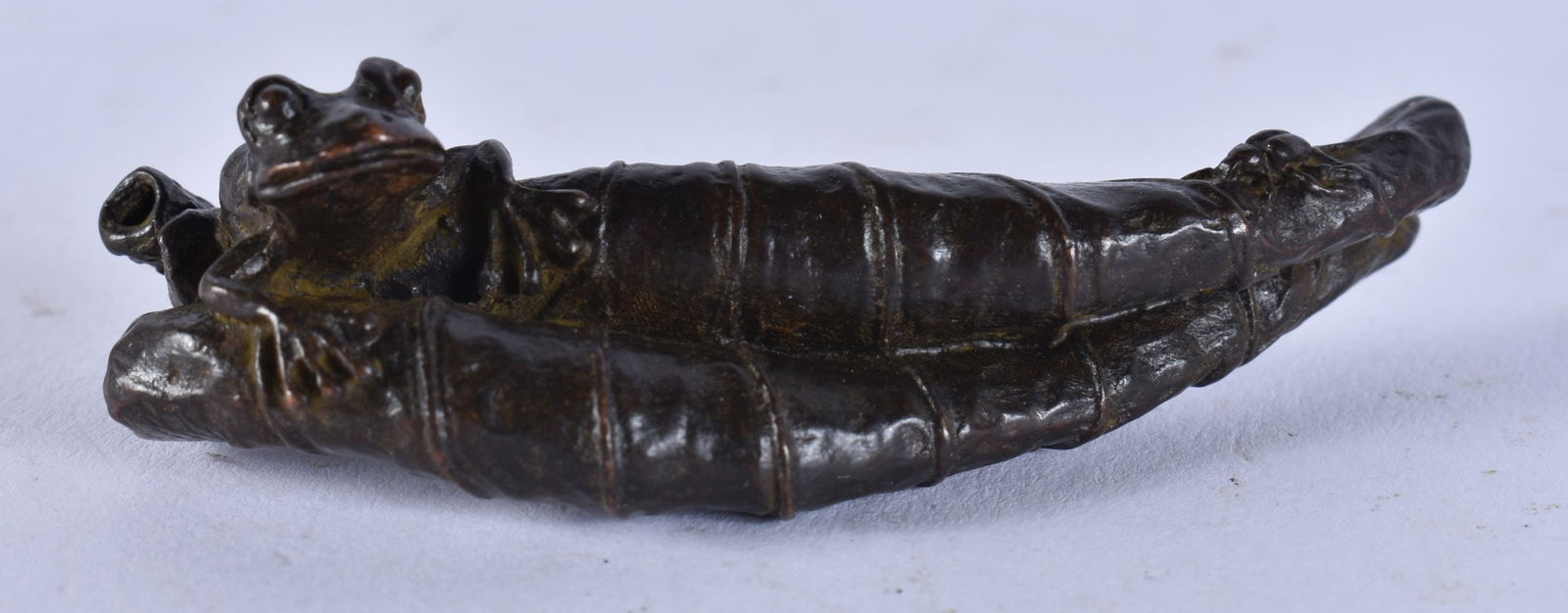 A JAPANESE WOOD FROG. 65 grams. 6.75 cm x 2.5 cm.: A JAPANESE WOOD FROG. 65 grams. 6.75 cm x 2.5 cm.