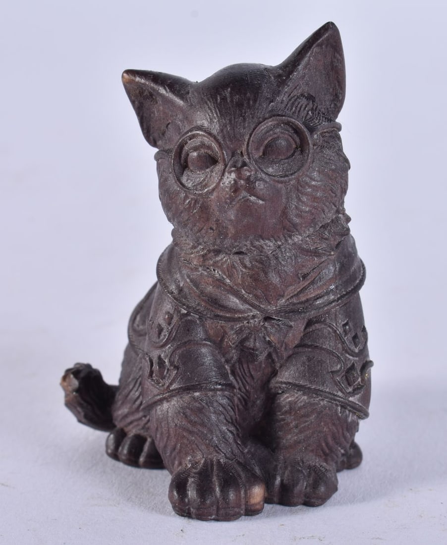 A JAPANESE WOOD CAT. 21 grams. 6 cm x 4 cm. (1 of 4)