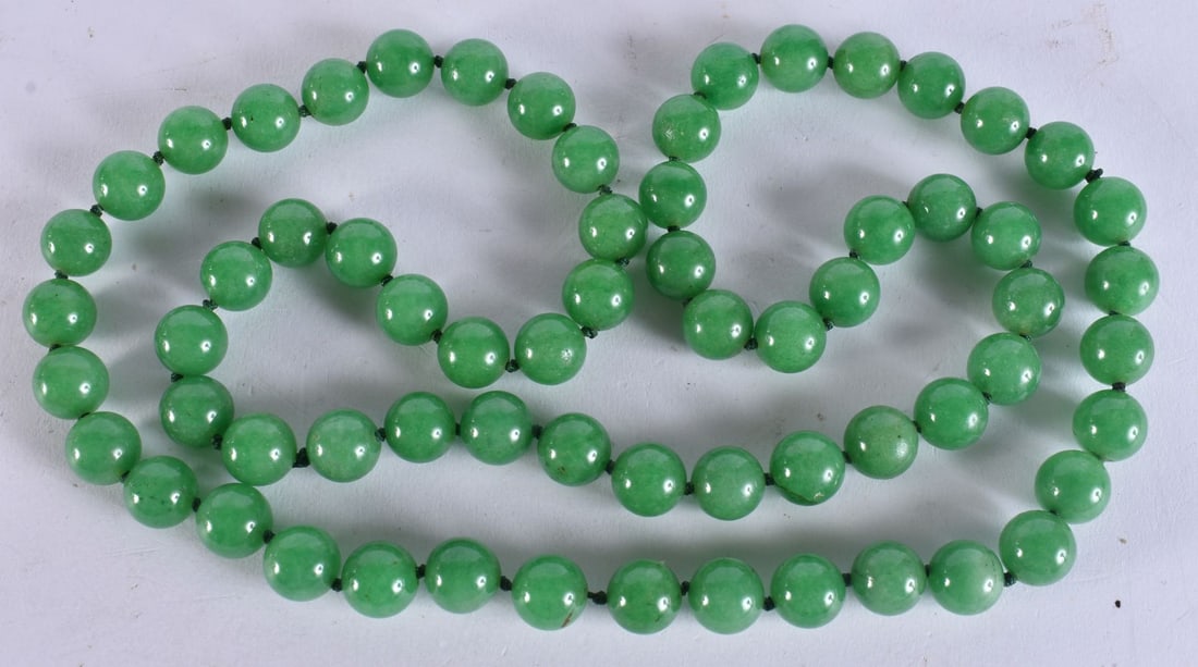A CHINESE JADEITE NECKLACE. 152 grams. 86 cm long. (1 of 3)
