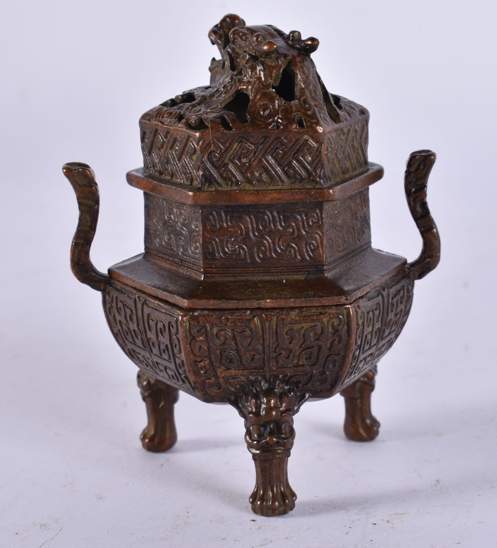 A JAPANESE BRONZE CENSER AND COVER. 144 grams. 8.5 cm x 6.75 cm. (1 of 5)