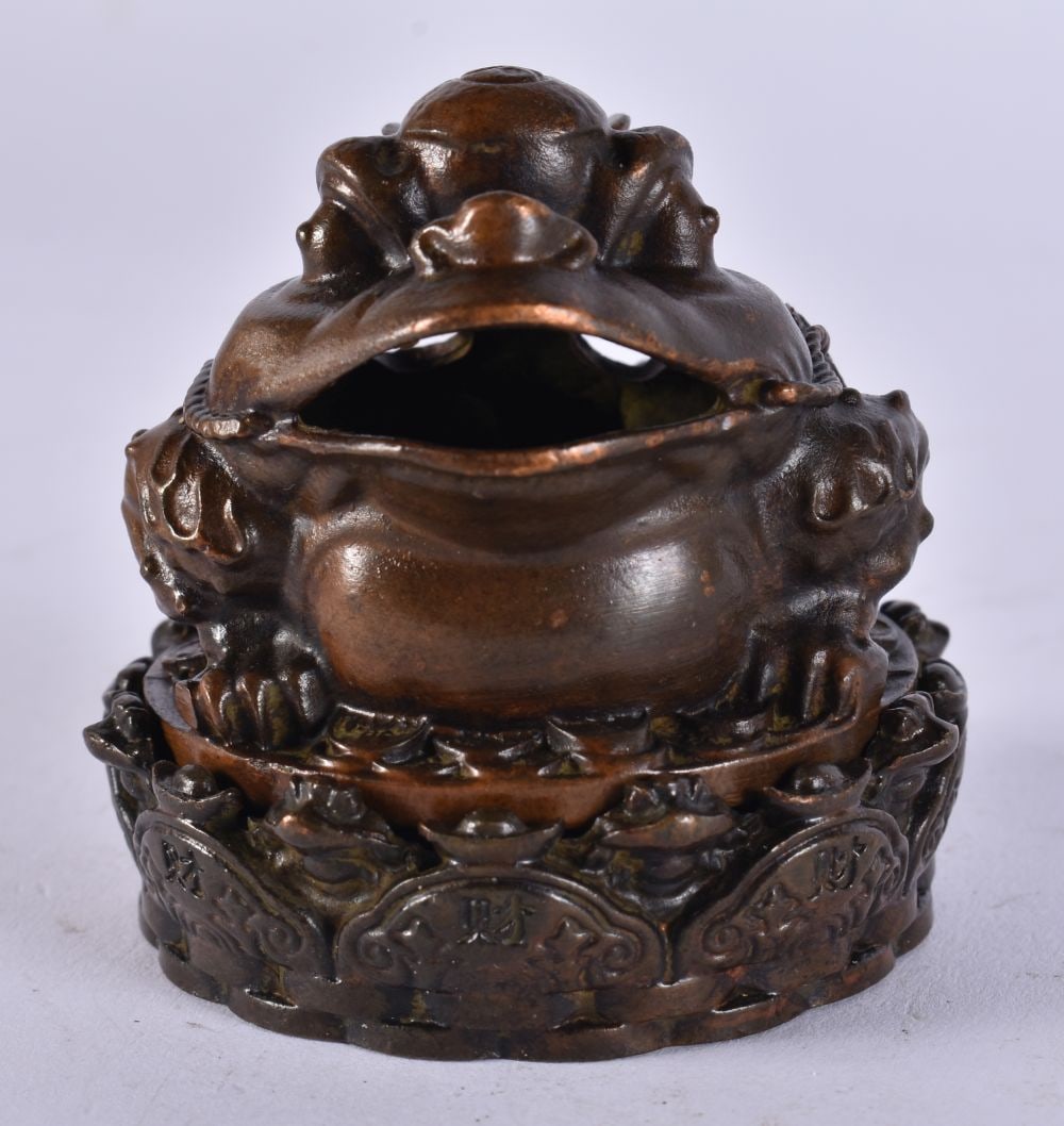 A JAPANESE BRONZE CENSER AND COVER. 196 grams. 6.25 cm x 6.5 cm. (1 of 5)