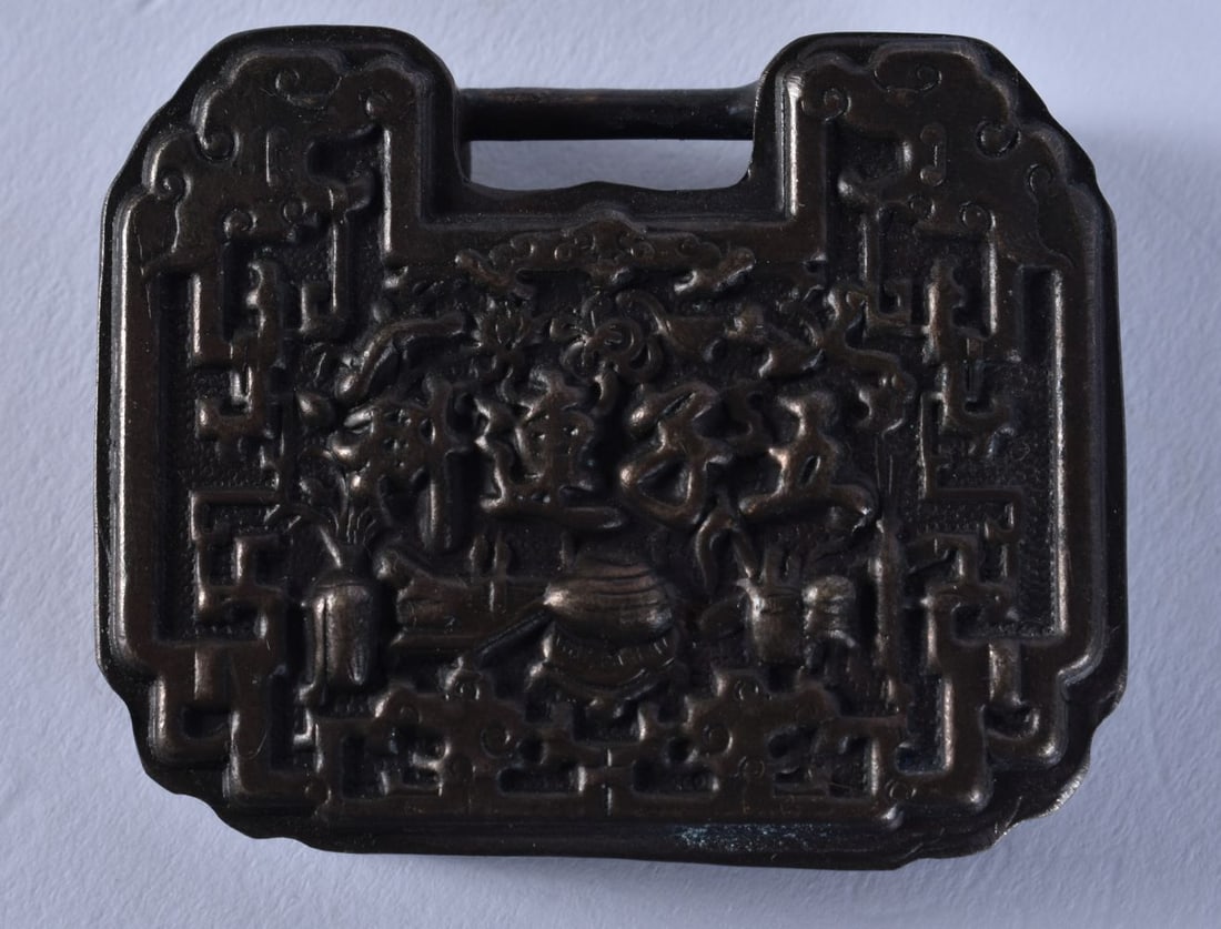 A CHINESE BUCKLE. 23.9 grams. 5 cm x 4 cm. (1 of 3)