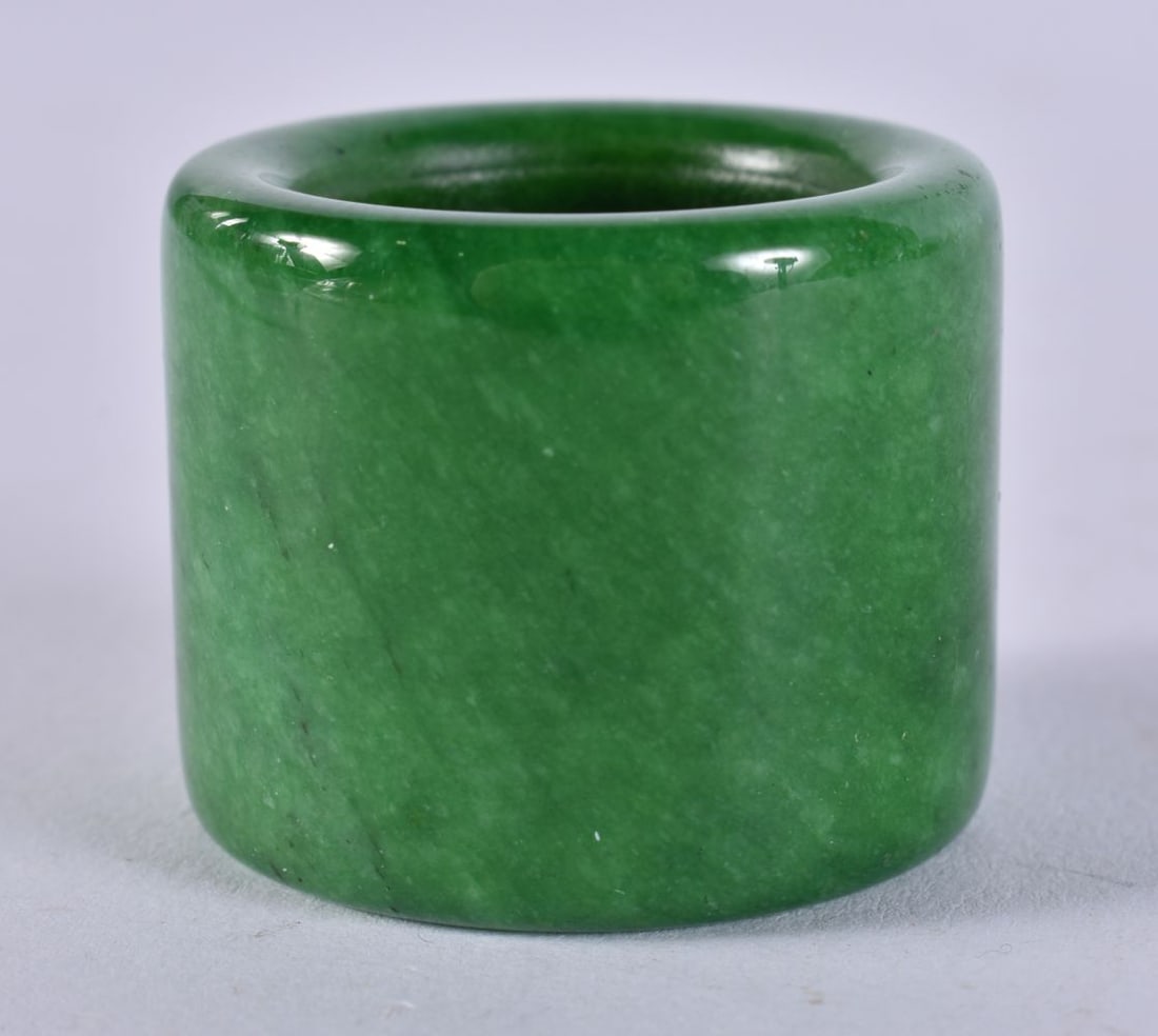 A CHINESE JADE ARCHERS RING. Z. 44 grams. (1 of 4)