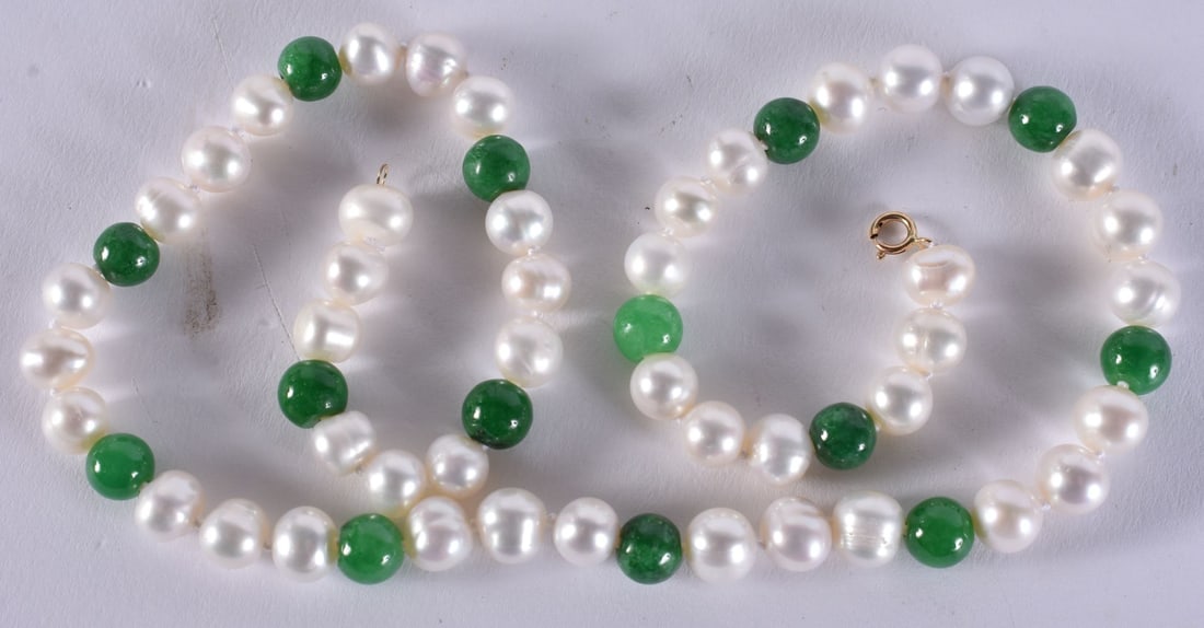 A CHINESE JADE AND PEARL NECKLACE. 30 grams. 42 cm long.: A CHINESE JADE AND PEARL NECKLACE. 30 grams. 42 cm long.