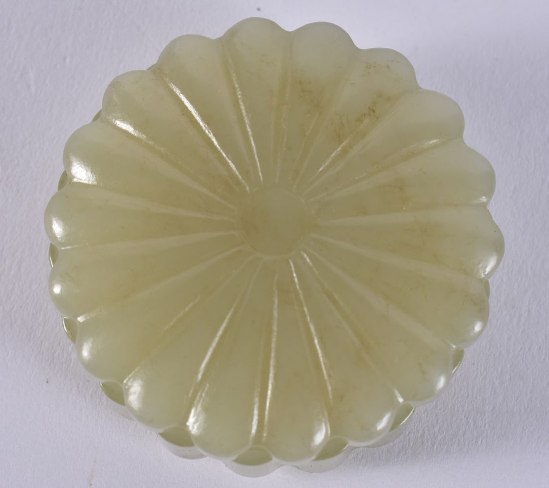 A CHINESE JADE BOX AND COVER. 70.7 grams. 5.25 cm wide. (1 of 4)
