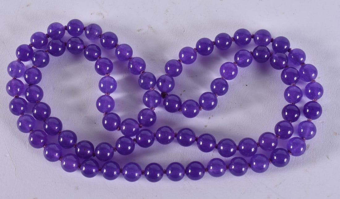 A CHINESE PURPLE JADE NECKLACE. 60 grams. 70 cm long.: A CHINESE PURPLE JADE NECKLACE. 60 grams. 70 cm long.