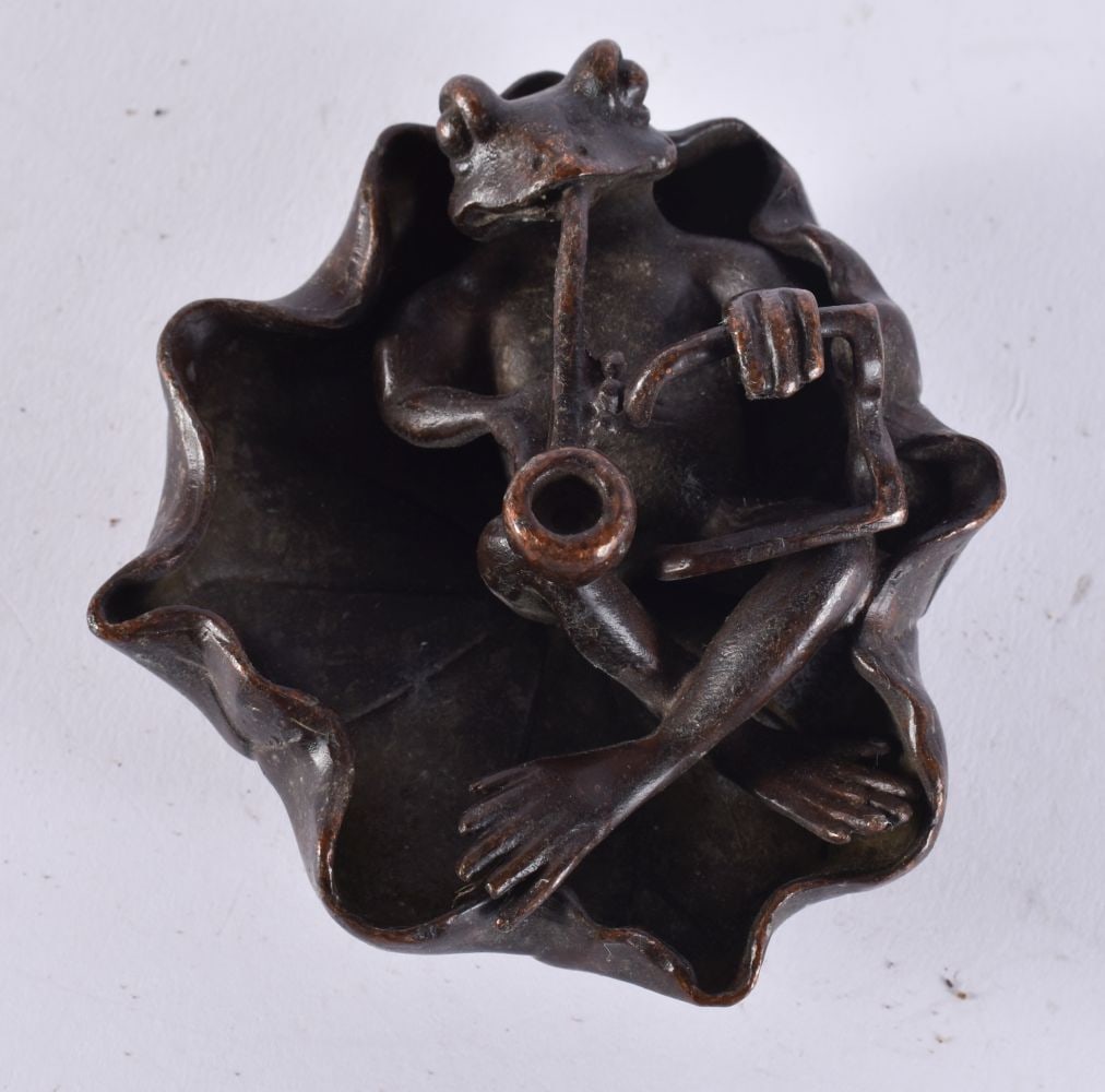 A JAPANESE BRONZE MUSICAL TOAD. 236 grams. 8 cm x 7.25 cm. (1 of 4)