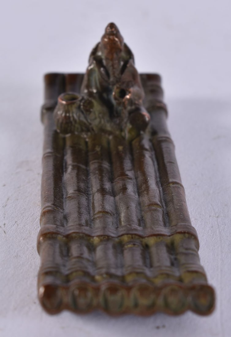 A JAPANESE BRONZE OKIMONO. 79 grams. 9.5 cm x 7.5 cm.: A JAPANESE BRONZE OKIMONO. 79 grams. 9.5 cm x 7.5 cm.