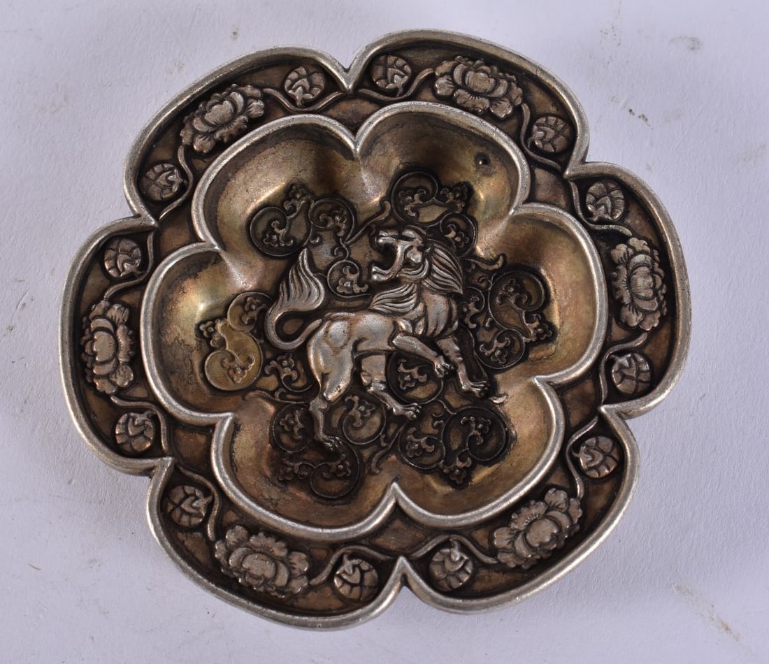 A CHINESE DISH. 161 grans. 9.5 cm wide.: A CHINESE DISH. 161 grans. 9.5 cm wide.