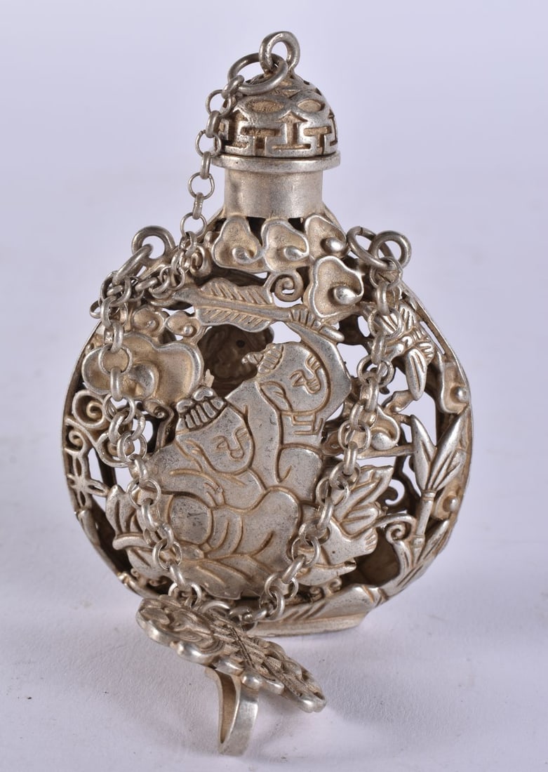 A CHINESE SNUFF BOTTLE. 68 grams. 8.25 cm high. (1 of 4)