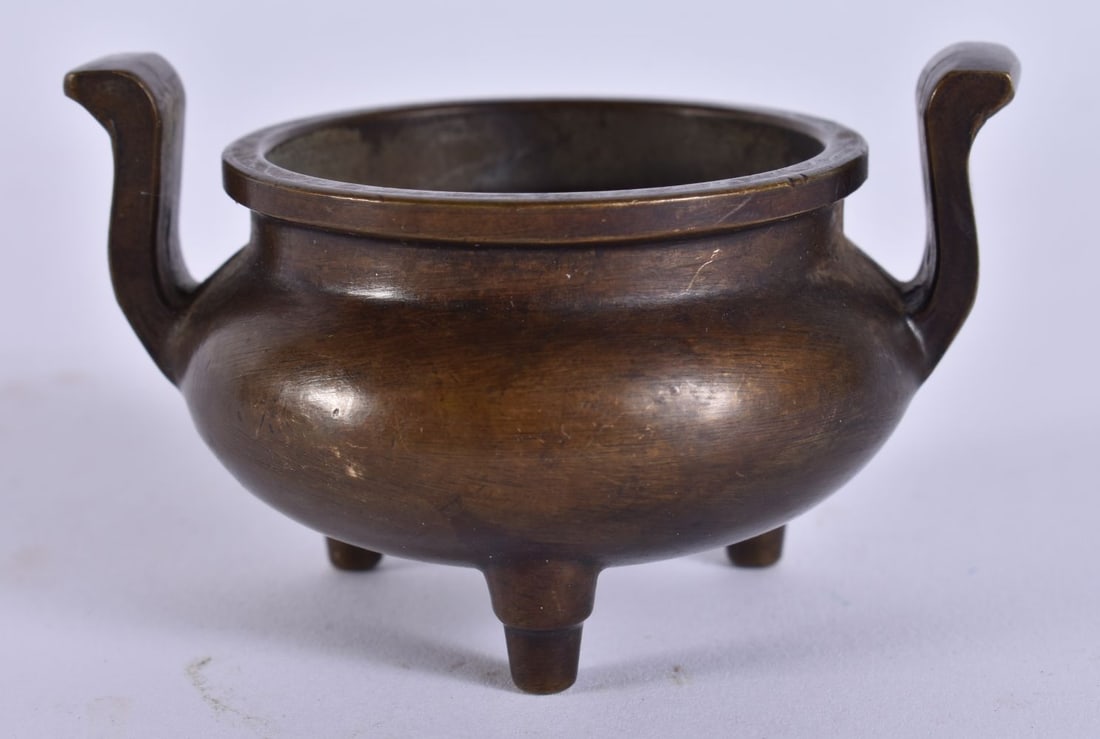 A CHINESE TWIN HANDLED BRONZE CENSER. 171 grams. 7.25 cm x 5.5 cm. (1 of 5)