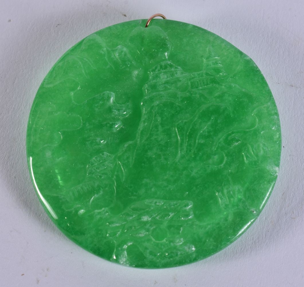 A CHINESE GOLD MOUNTED JADE PENDANT. 35.7 grams. 5.5 cm wide. (1 of 2)