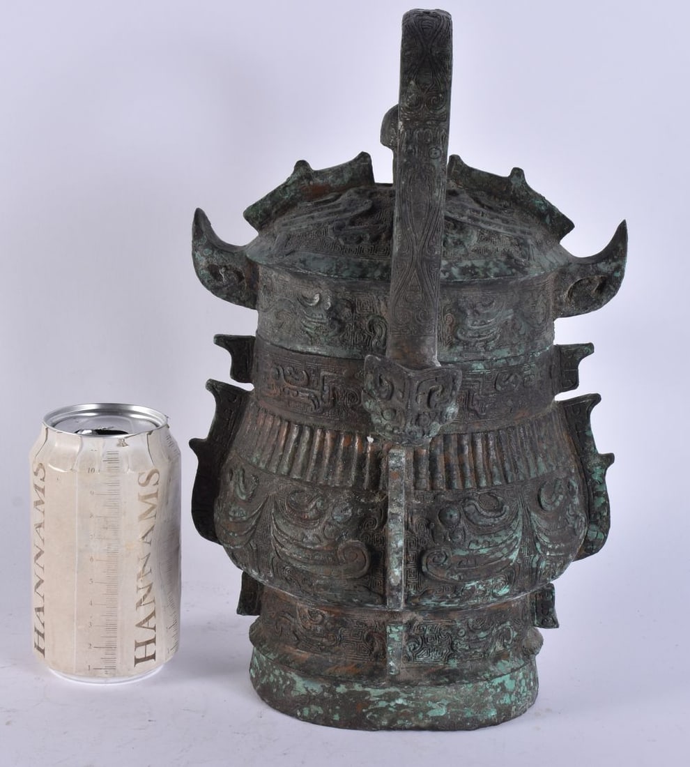 A RARE CHINESE QING DYNASTY BRONZE SWING HANDLED VESSEL AND COVER. 29 cm high inc handle.: A RARE CHINESE QING DYNASTY BRONZE SWING HANDLED VESSEL AND COVER. 29 cm high inc handle.