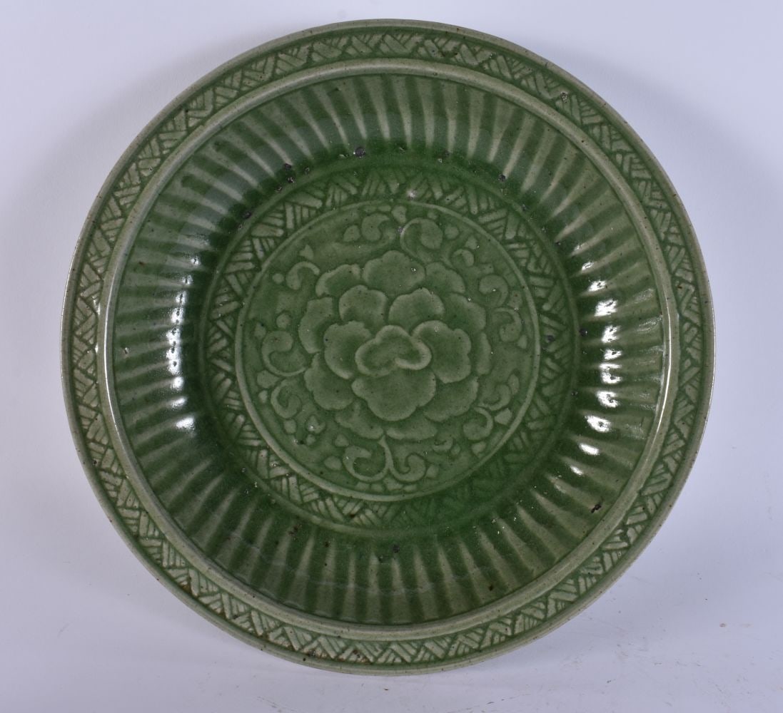 A 17TH/18TH CENTURY CHINESE LONGQUAN CELADON DISH. 30 cm wide. (1 of 4)