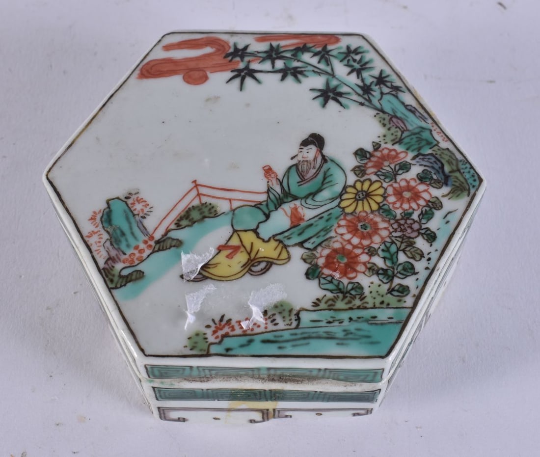 A CHINESE QING DYNASTY FAMILLE VERTE PORCELAIN BOX AND COVER. 9 cm wide. (1 of 3)