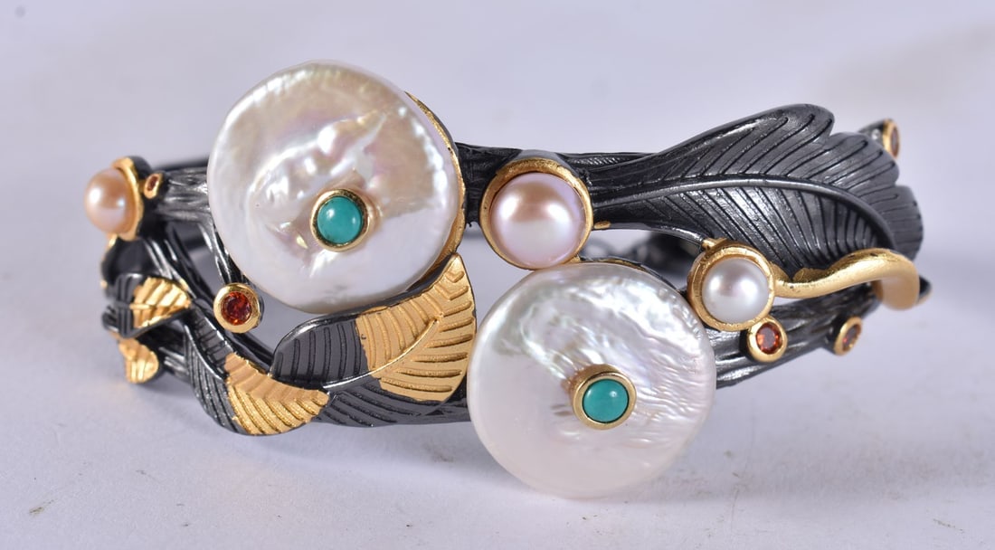 A SILVER AND MOTHER OF PEARL BANGLE. 41 grams. 6 cm x 5.5 cm.: A SILVER AND MOTHER OF PEARL BANGLE. 41 grams. 6 cm x 5.5 cm.