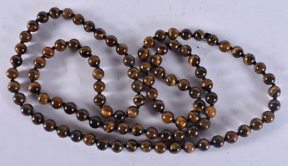 A TIGERS EYE NECKLACE. 85 grams. 95 cm long. (1 of 3)