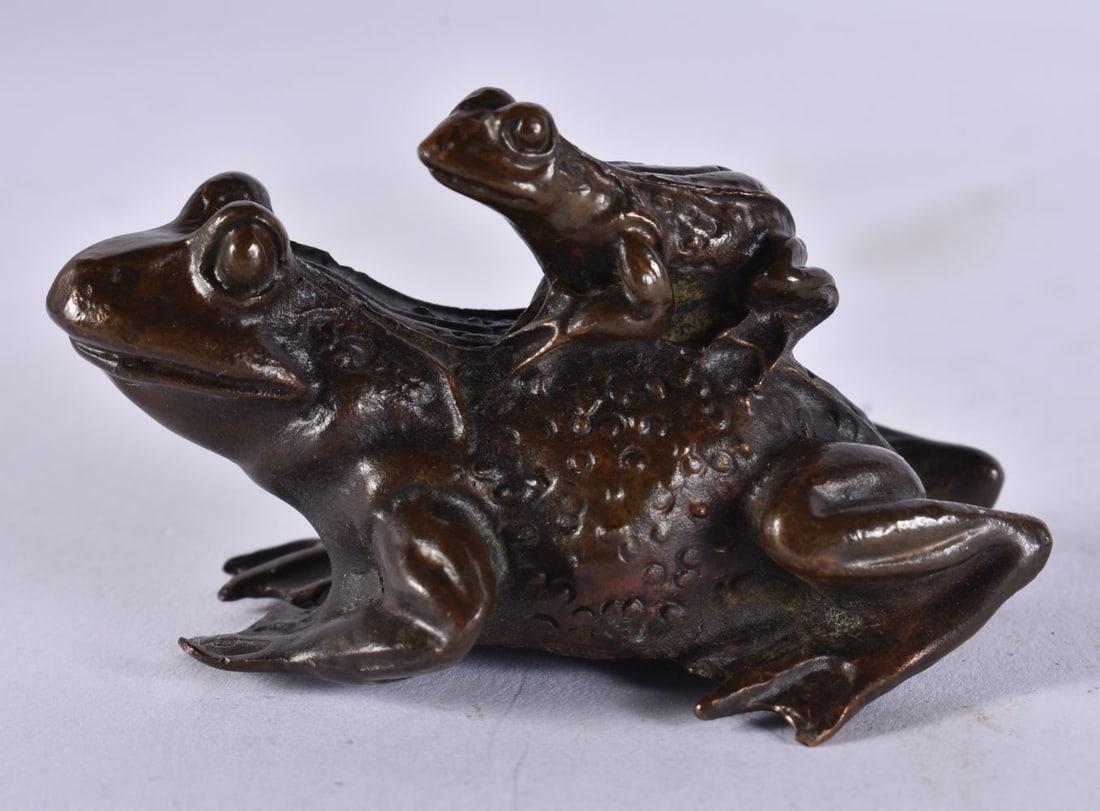 A JAPANESE BRONZE FROG. 143 grams. 7.25 cm x 4.5 cm. (1 of 4)