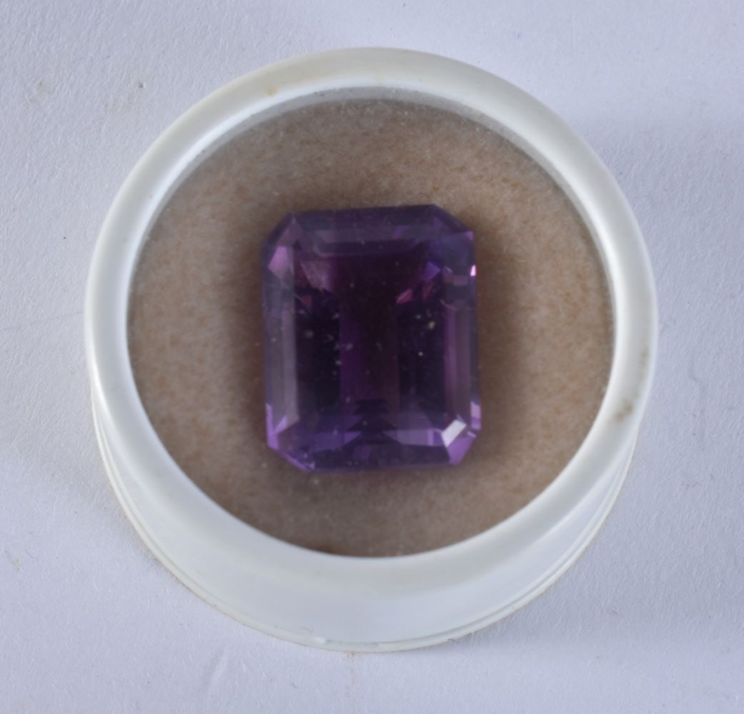 AN AMETHYST STONE. 6 grams. 2 cm x 1.5 cm. (1 of 3)